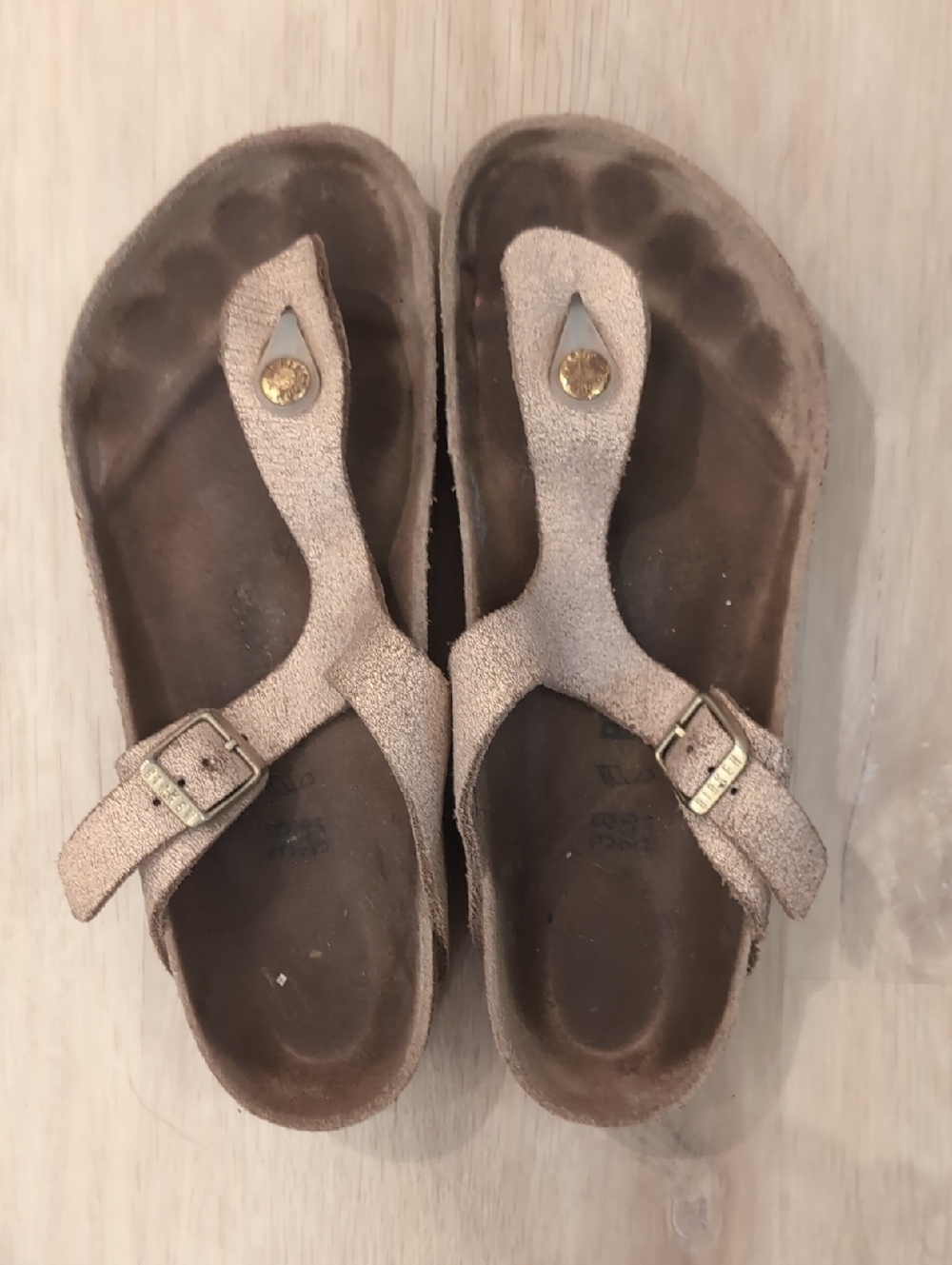 Birkenstock Gizeh Sandal In Metallic Pink Leather